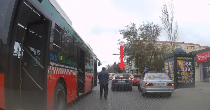 Bu yolda ciddi problemlər var: Avtobuslar sərnişinləri yolun ortasında düşürür VİDEO