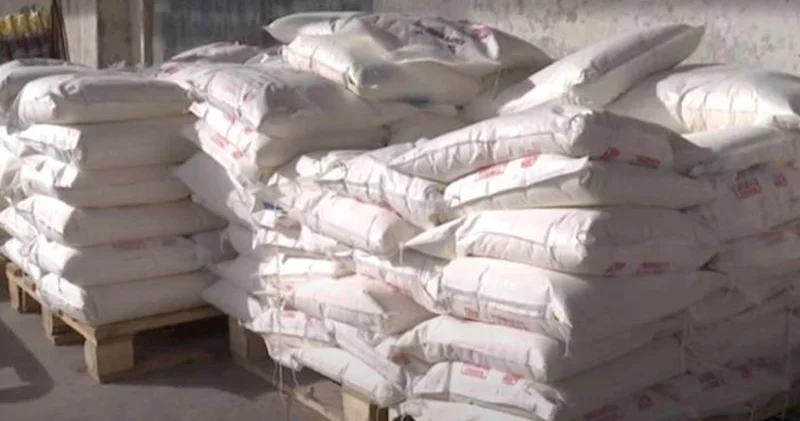 Məşhur firmaya məxsus un kisəsindən, görün, nə çıxdı VİDEO