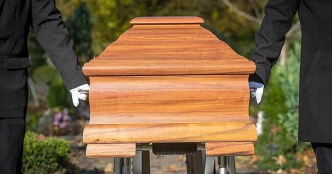 Tabuta qoyulan 95 yaşlı qadın altı gündən sonra dirildi FOTO