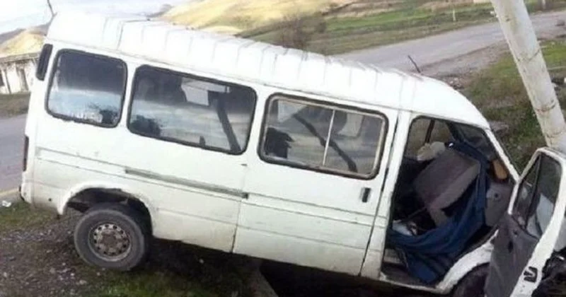 Şəmkirdə fəhlələri daşıyan mikroavtobus aşdı