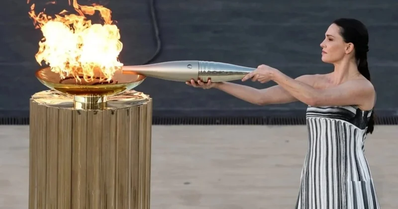 Olimpiya məşəli İtaliyaya belə təhvil verildi VİDEO