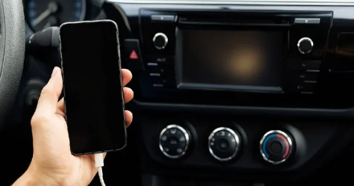 Telefonu maşının USB portuna birbaşa qoşmaq təhlükəlidir; alışma baş verər Sürücülərə XƏBƏRDARLIQ