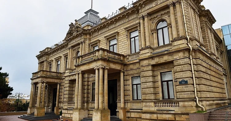 Национальный музей искусств обновляет стеклянный корпус, связывающий два его памятника