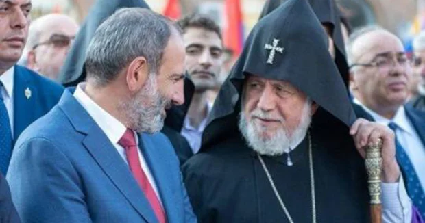 Paşinyan: Bütün ermənilərin katolikosu Ermənistanın milli təhlükəsizliyinə təhdiddir