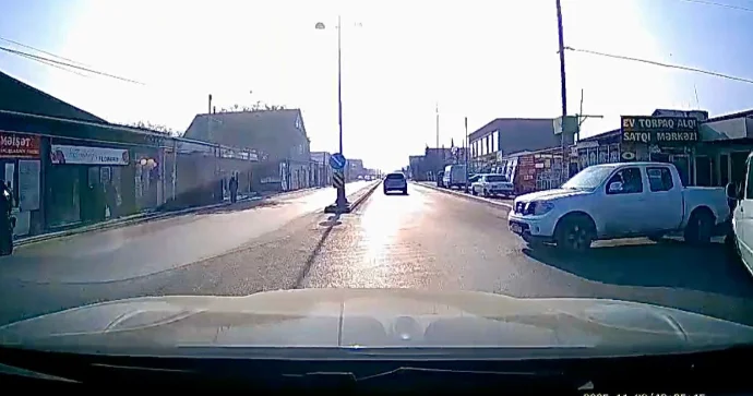 Nişanı heçə sayan sürücü yolayrıcında az qala qəza törədəcəkdi VİDEO