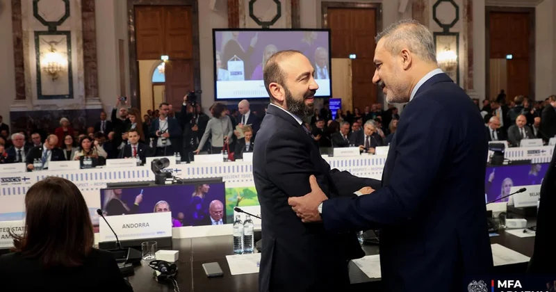 Mirzoyanla Hakan Fidan Vyanada görüşdü Foto