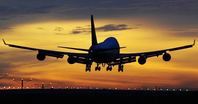 Sevgilisinin yanında oturmaq istəyən sərnə görə təttarə təcili eniş edib