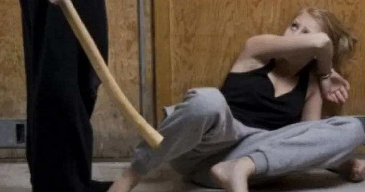 Şamaxıda qapını aça bilməyən kişi hirsini arvadından çıxdı: təzə evlənmişdilər