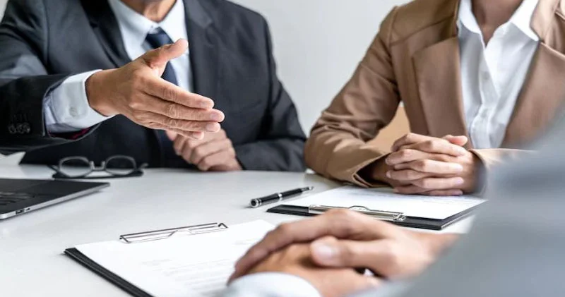 İşçi və mühasib arasında anlaşılmazlıq: Artıq ödənmiş məbləğ necə geri qaytarıla bilər?