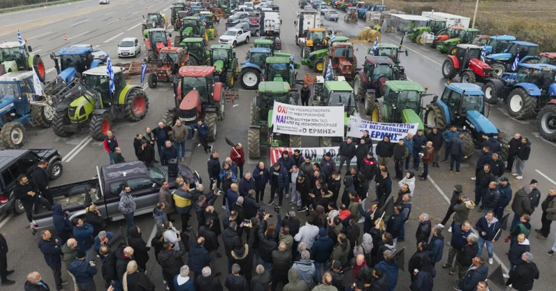 Фермеры блокируют и громят. В Греции! объектив