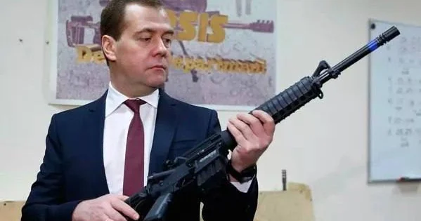 Medvedev Avropanı müharibə ilə hədələdi KONKRET