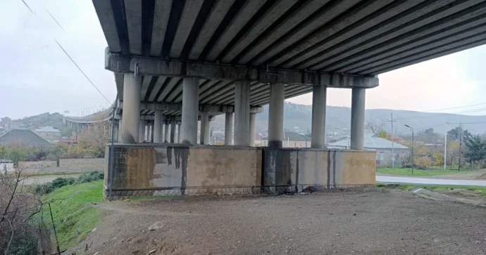 İllər əvvəl tikilən körpü sakinlərin evinə təhlükə yaradır VİDEO