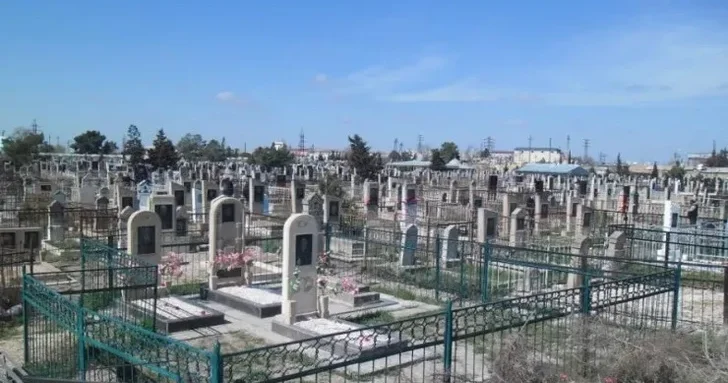 На кладбище в Баку найдено тело мужчины