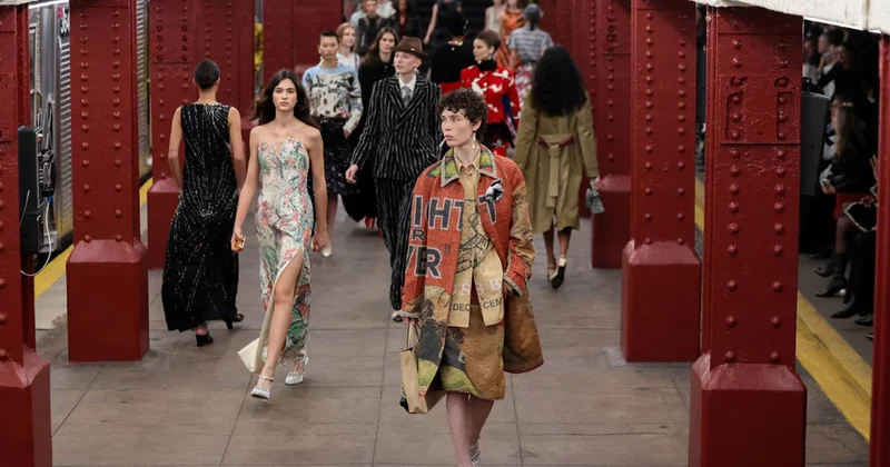 “Chanel” paltarlarını geyinib metroya endilər, qatar gözlədilər... Fotolar