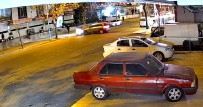 Avtomobil motosikletli kuryeyə çırpıldı ANBAAN VİDEO