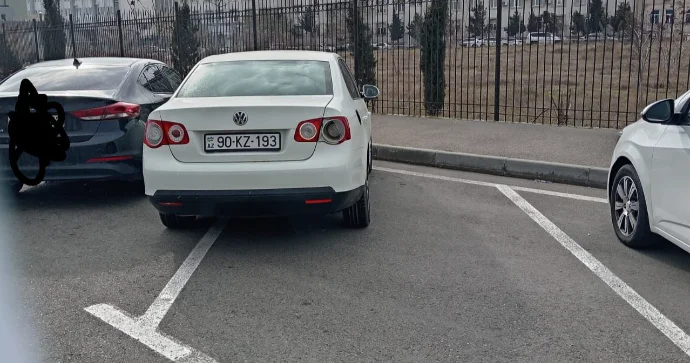 Parklanma qaydasını pozan sürücü iki maşınlıq yeri zəbt etdi 90 KZ 193 FOTO