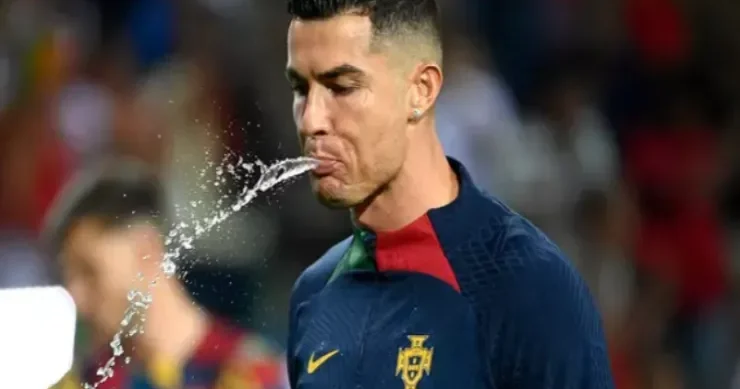 Ronaldonun su içmədiyini, onu ağzına alıb atdığını heç görmüsünüz? Bunun elmi izahı