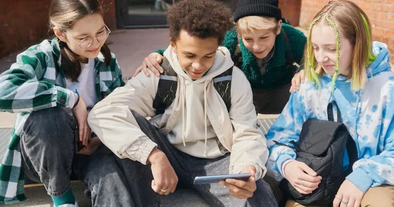 Avstraliyada yüz minlərlə yeniyetmənin sosial media hesabları bloklanıb