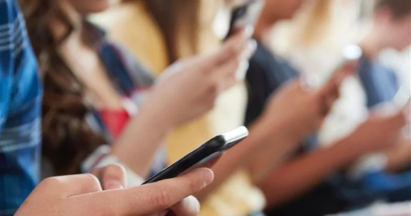 Yeniyetmələrin sosial hesablarının kütləvi şəkildə bloklanması başlanıb