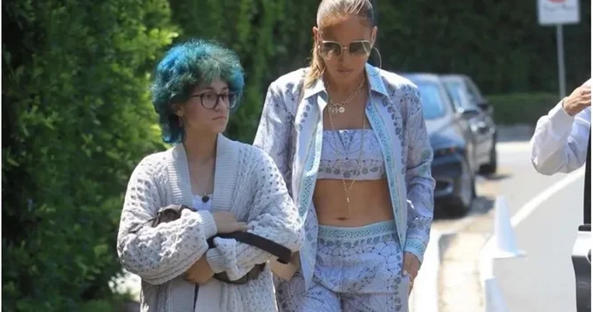 Qonaqlığa gedən Cennifer Lopezlə qızının sadə geyimi müzakirələrə səbəb oldu