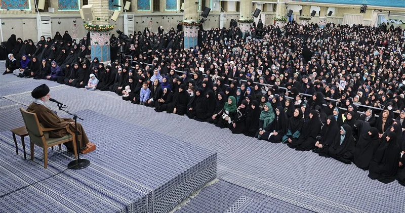 Xamenei: Qərbin qadınlara baxışı rədd edilir