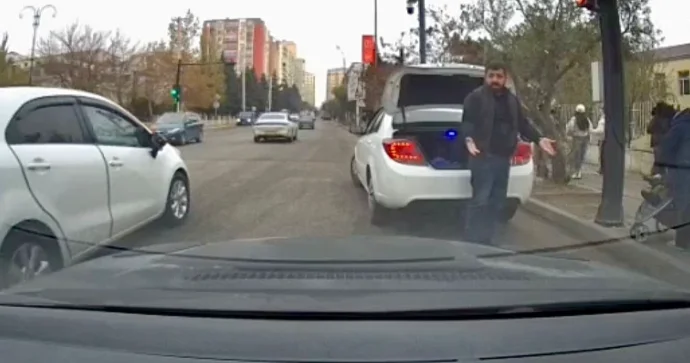 Qayda pozan sürücü əl qol hərəkətləri ilə özünü haqlı göstərməyə çalışdı VİDEO