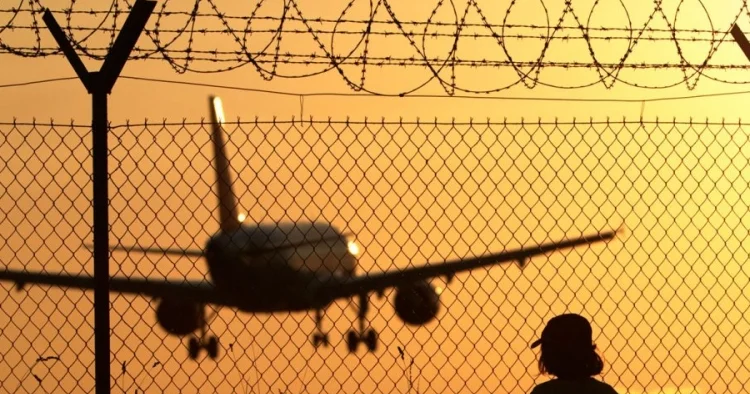 Hindistanın hava limanlarında ikinci gündür uçuşlarda gecikmələr qeydə alınır