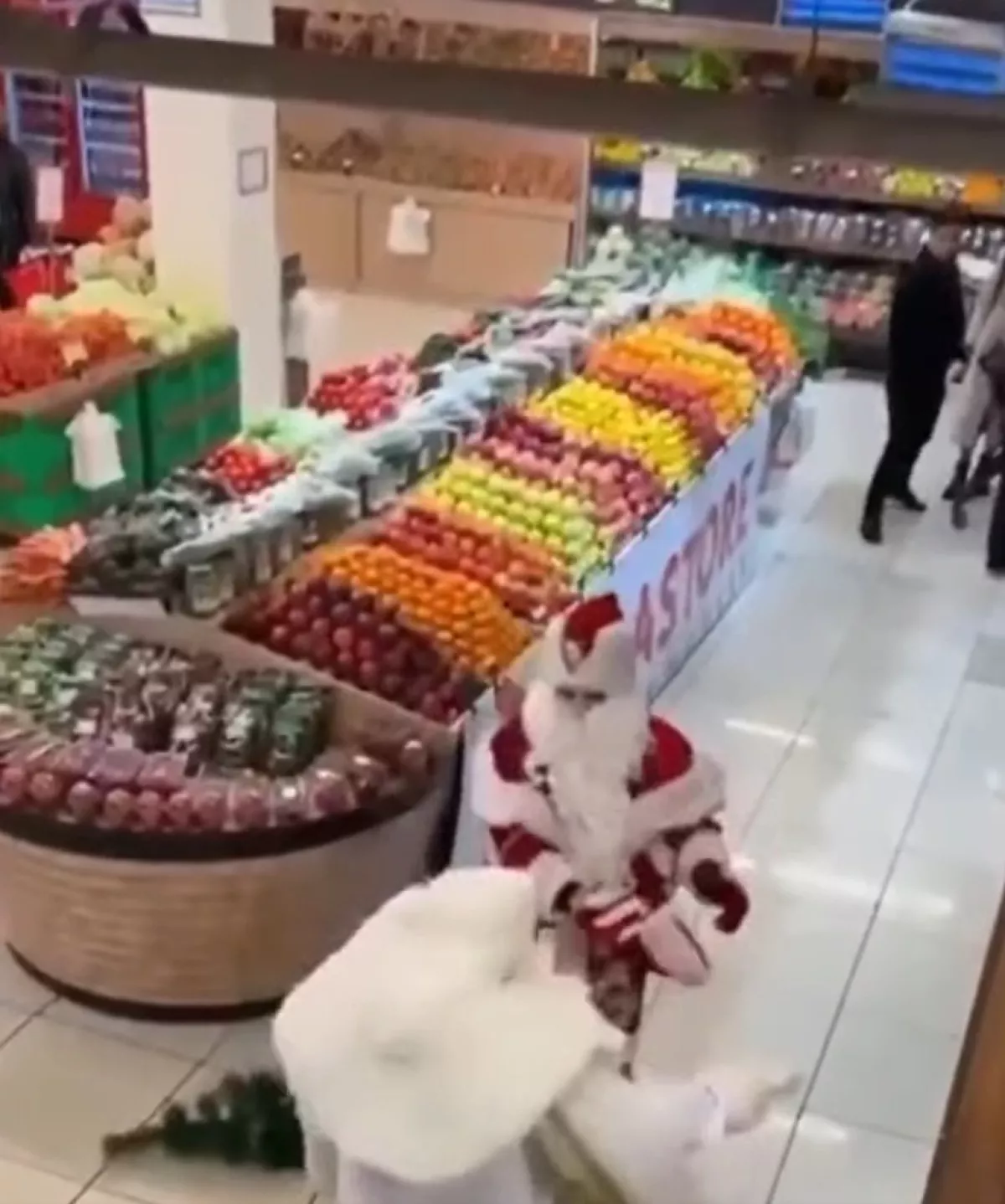 Деды Морозы подрались в бакинском супермаркете ВИДЕО