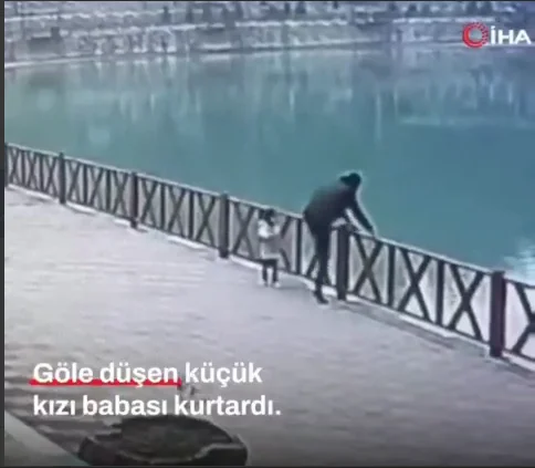 Balaca uşaq körpüdən gölə düşdü, atası özünü suya atdı VİDEO