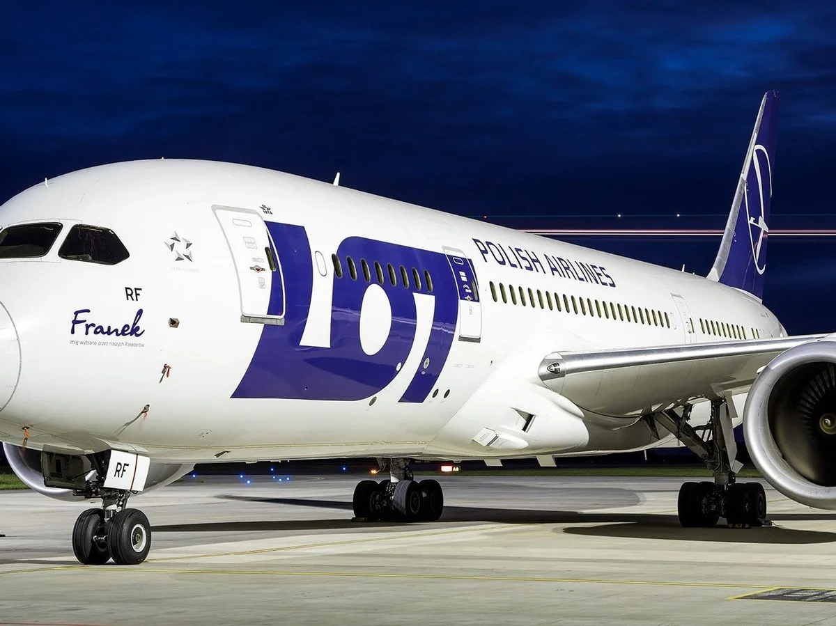 Polish Airlines отменила рейс из Баку