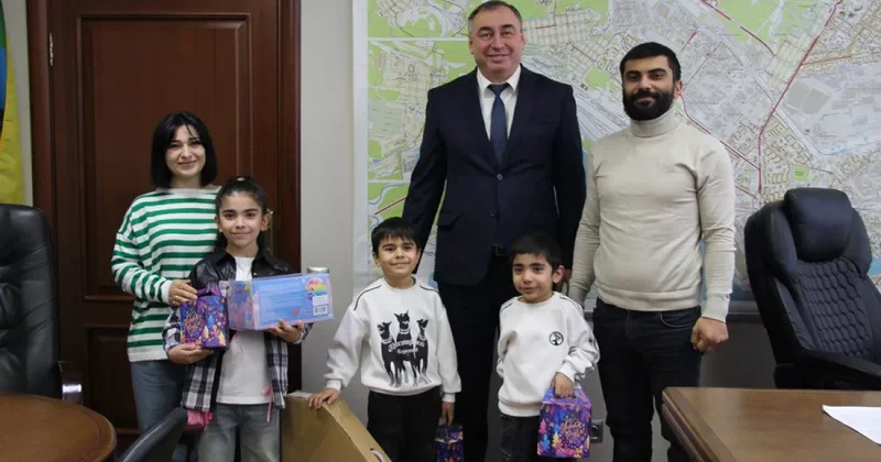 Мэр Екатеринбурга поздравил азербайджанских детей и сразу оказался русофобом В русском городе русских не нашлось?