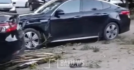 Bakıda sürücü sükan arxasında qıcolma keçirdi Ağır qəza törətdi