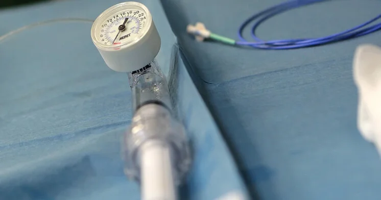 Arıqlamağın ağlasığmaz qiyməti: Yağ iynələri qadınları əməliyyatlara necə aparır?