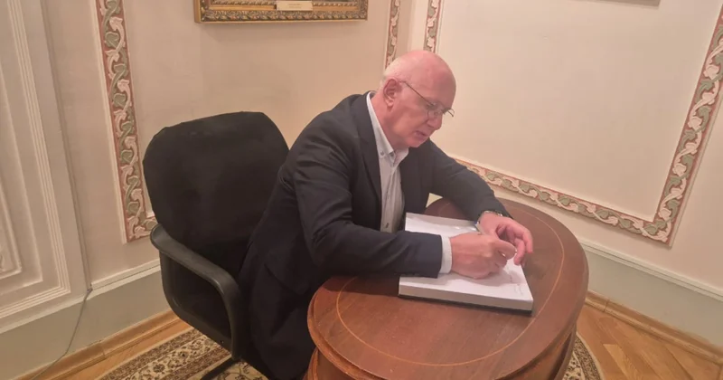 Türkiyəli alim Ədəbiyyat Muzeyini ziyarət edib