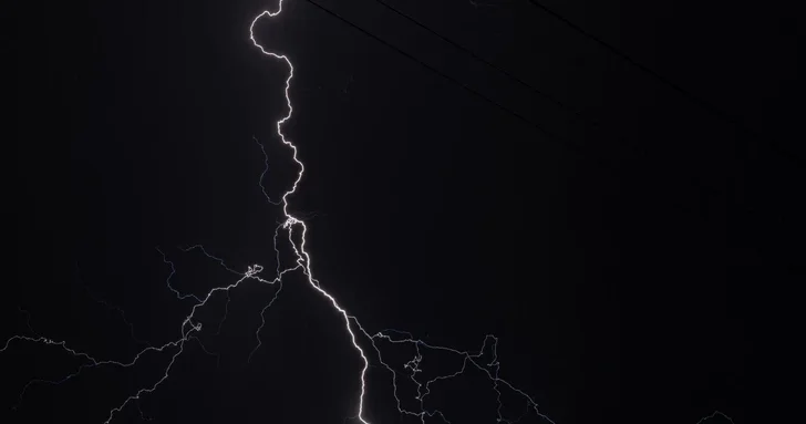 На фестивале в ЮАР два человека погибли и 150 пострадали из за удара молнии