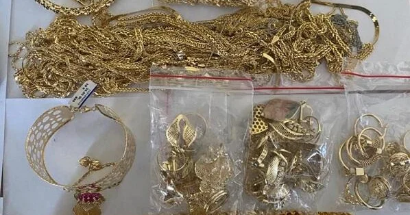 Evi yandıracağı ilə hədələyib, pulunu, qızılını oğurladı