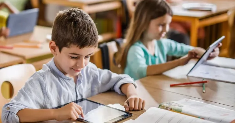 Şagirdlər bir neçə kitab əvəzinə bir planşetlə dərsə gedib gələcəklər AÇIQLAMA