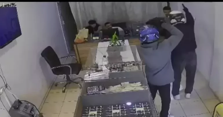 3 dəqiqəyə 3 kilo qızılı belə oğurladılar