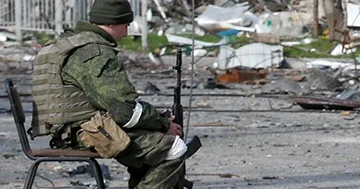 Rus əsgərləri işğal olunmuş Krımda yerli sakinlərdən benzin oğurlayırlar...