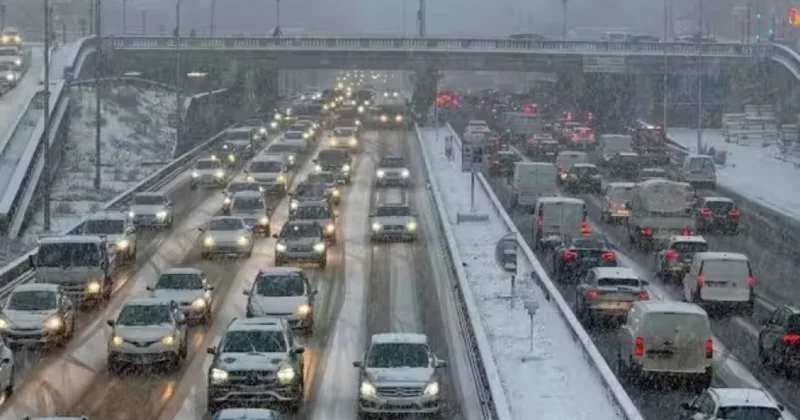 Parisdə güclü qar rekord tıxaclara səbəb olub