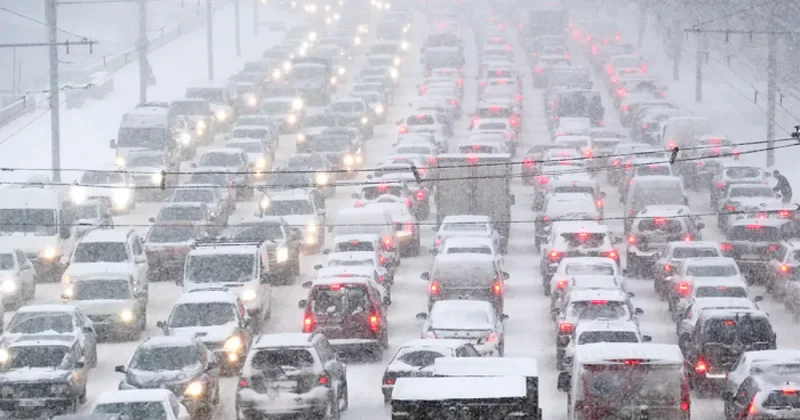 Снегопад в окрестностях Парижа вызвал рекордные пробки