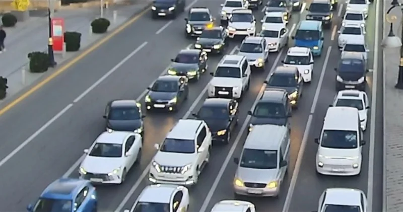 На ряде улиц и проспектов Баку затруднено движение транспорта ФОТО