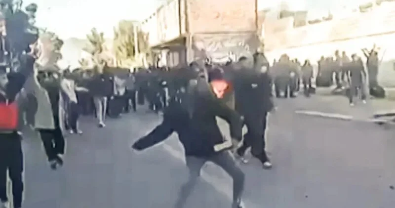 İranın 60 şəhərini etirazlar bürüdü, internet kəsildi