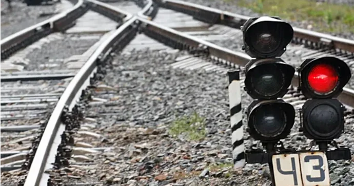 Yük qatarının 40 a yaxın vaqonu relsdən çıxıb