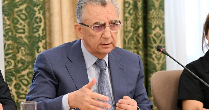 Yeni rəis vəzifədən çıxarıldı Eldar Əzizov eyni adam haqda iki ay içində iki fərqli əmr imzaladı