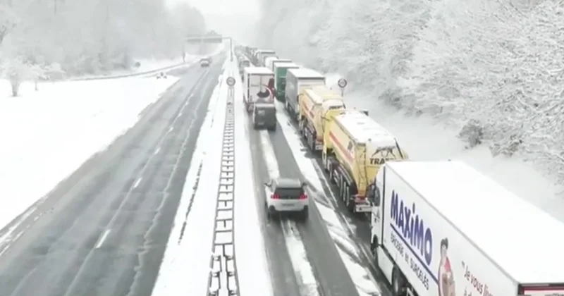 Пробки в Париже из за снегопада растянулись на рекордные 900 км