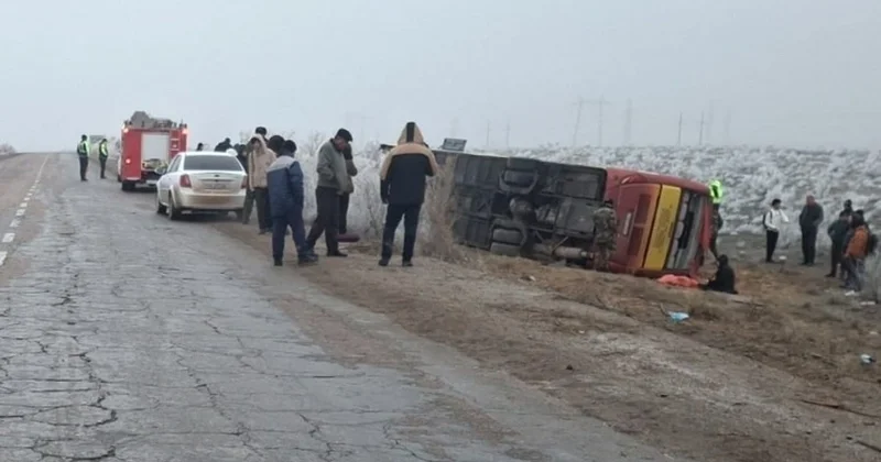 В Навоийской области Узбекистана опрокинулся автобус, двое погибли, девять ранены