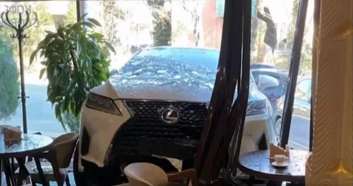 Qadın sürücü qazla tormozu səhv saldı; “Lexus” restorana girdi VİDEO