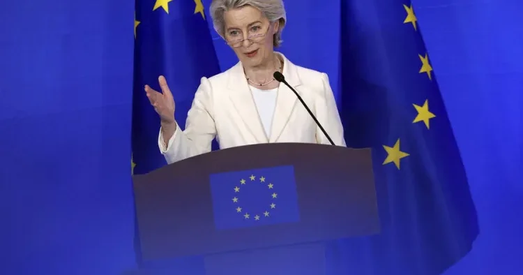 Fon der Layen Avropa İttifaqını dağıtmaqda ittiham olunur