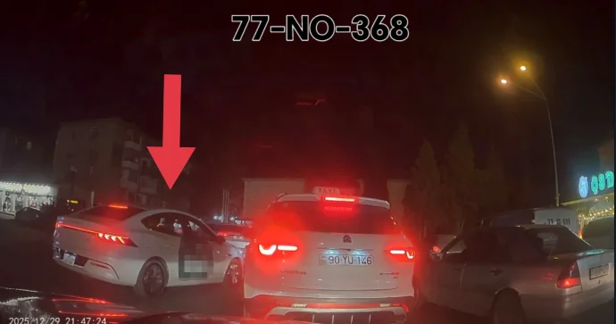 Dairədə kobudluq edən sürücü digər avtomobillərə təhlükə yaratdı VİDEO